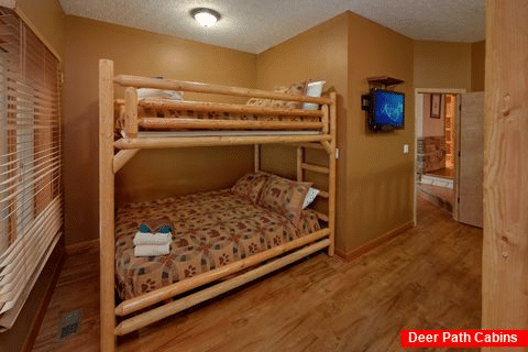 Queen bunk bedroom for 12 guests in river cabin - River Adventure Lodge