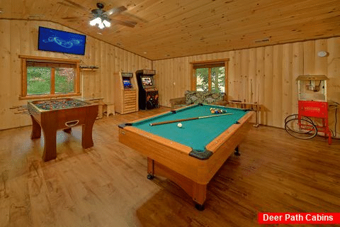 Game Room with Pool Table and Games - River Adventure Lodge