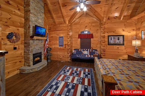 Luxury King Suite with Fireplace and TV - Alpine Mountain Lodge