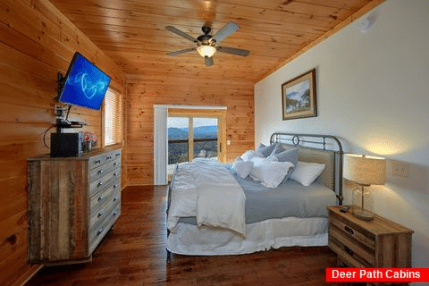 Master King Bedroom with Views of the Mountains - Copper Ridge Lodge