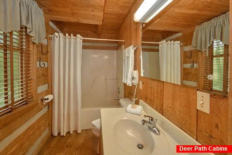 1 Bedroom Cabin with 2 full bathrooms - Cuddle Creek Cabin
