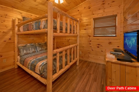 Luxurius 6 bedroom cabin with full size bunk bed - Bear Cove Lodge
