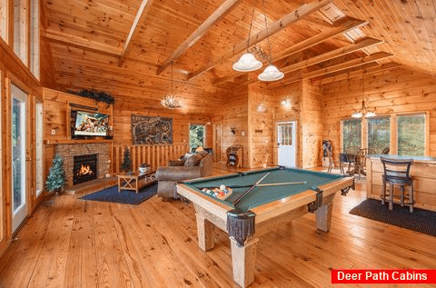 Luxury 1 Bedroom Cabin with Pool Table and Darts - Ah-Mazing