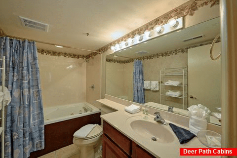 Condo with private bathroom and Jacuzzi Tub - Gatehouse 505