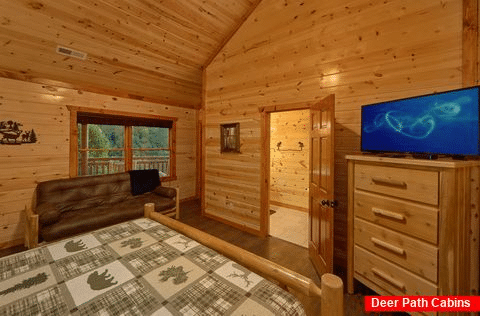 King Bedroom with Futon and Cable TV - Splashin On Majestic Mountain