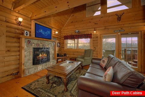 Spacious 1 Bedroom Cabin with Gas Fireplace - A Romantic Hilltop