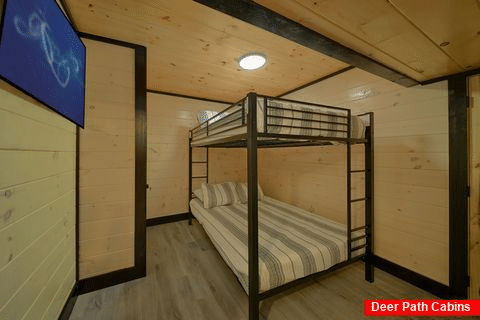 Bunk Bedroom for 4 in premium cabin rental - Livin' the Dream