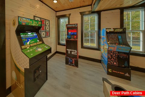 Luxurious 6 bedroom cabin with 4 arcade games - Livin' the Dream