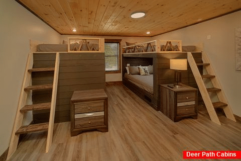 6 bedroom cabin with built in queen bunk beds - Ain't Life Grand