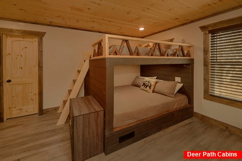 Queen bunkbeds in 6 bedroom luxury cabin - Ain't Life Grand