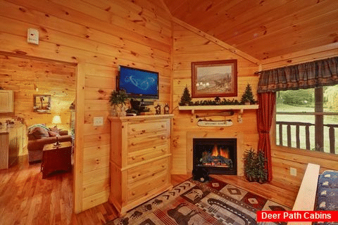 Honey Moon Cabin with a King Bedroom & Fireplace - Whispering Pond